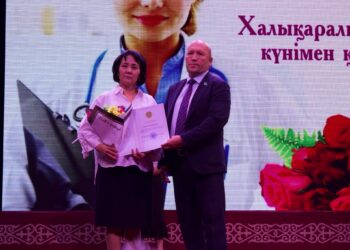 Түркістан облыстық мәслихатының төрағасы Нұралы Әбішов ақ халатты абзал жандарды марапаттады