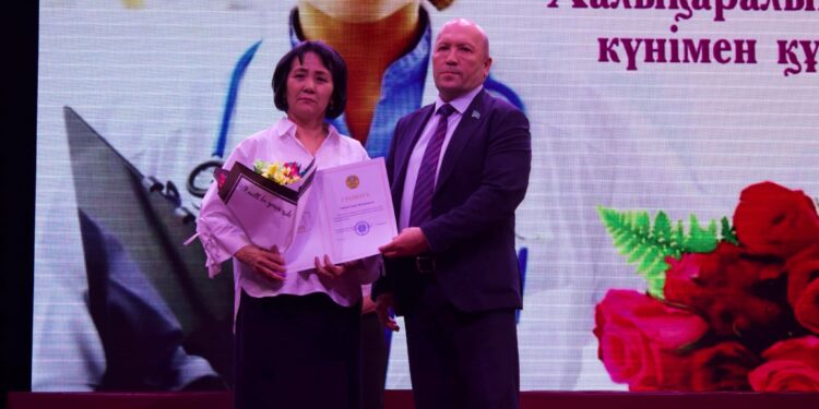 Түркістан облыстық мәслихатының төрағасы Нұралы Әбішов ақ халатты абзал жандарды марапаттады