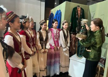 «ҰЛЫ ДАЛА ЕЛІ» ОРТАЛЫҒЫНДА ҰЛТТЫҚ КИІМ КҮНІНЕ АРНАЛҒАН КӨРМЕ ӨТТІ