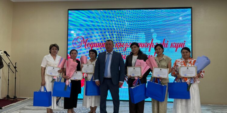 САУРАН АУДАНЫНДА МЕДИЦИНА ҚЫЗМЕТКЕРЛЕРІНЕ ҚҰРМЕТ КӨРСЕТІЛДІ!