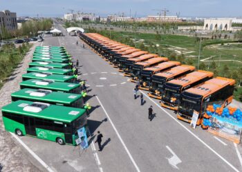 ТҮРКІСТАН: НҰРАЛХАН КӨШЕРОВ 35 ЖАҢА АВТОБУСТЫҢ КІЛТІН ТАБЫСТАДЫ
