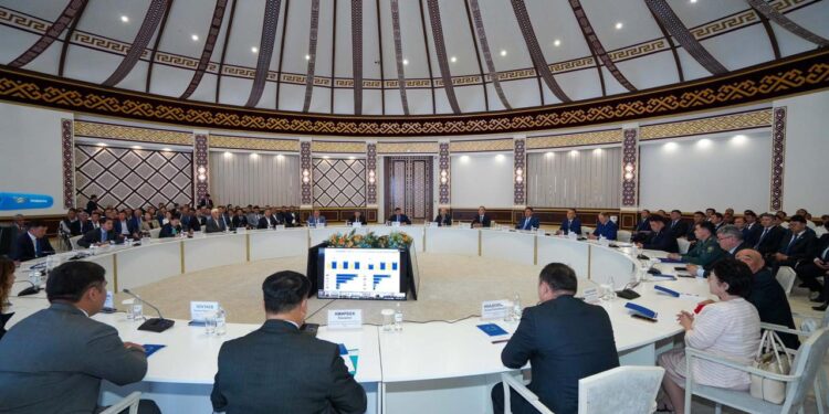 ТҮРКІСТАНДАҒЫ АЛЫП КИІЗ ҮЙДЕ САММИТ ҚОРЫТЫНДЫСЫ МЕН ӨҢІР ЭКОНОМИКАСЫ КЕҢІНЕН ТАЛҚЫЛАНДЫ