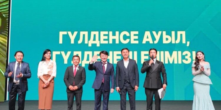 Түркістанда «Ауылым – әнім» ән кеші өтті.