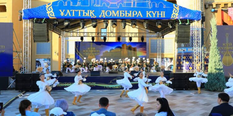 ҰЛТТЫҚ ДОМБЫРА КҮНІНДЕ ТҮРКІСТАНДА «КҮЙ ҚҰДІРЕТІ» РЕСПУБЛИКАЛЫҚ БАЙҚАУЫ ӨТІП, ДӘУЛЕСКЕР КҮЙШІЛЕР ТЫНДАРМАН РУХЫН ОЯТТЫ